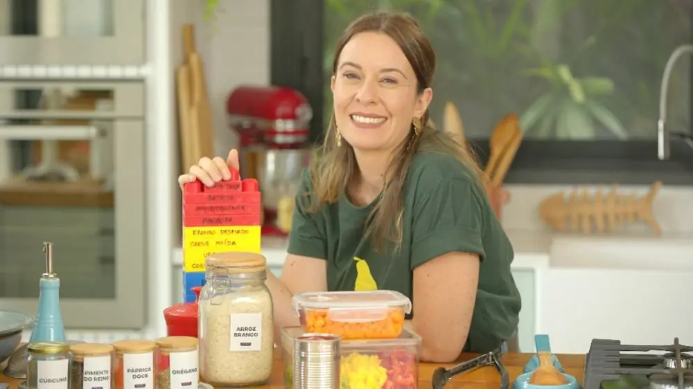 Marina explicando o método na cozinha