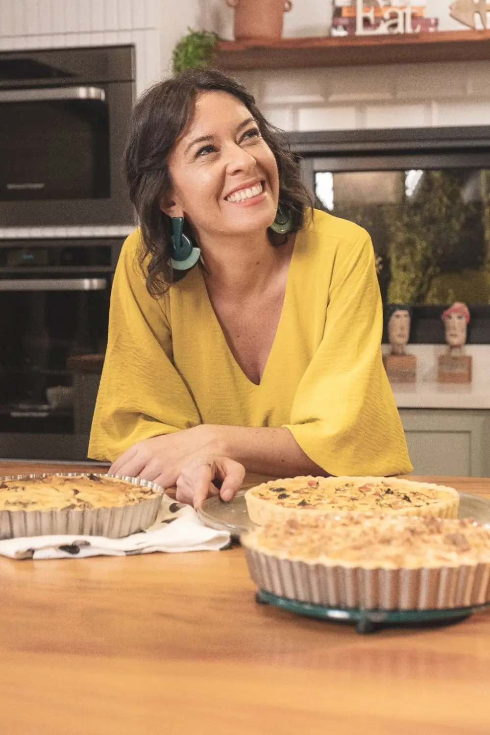 Marina segurando uma torta recém saída do forno