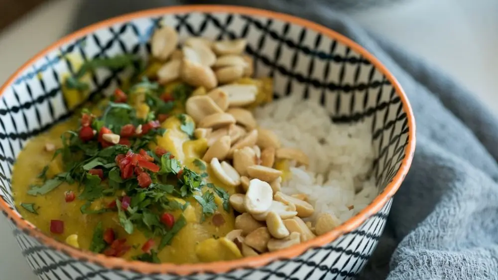 Prato finalizado de curry com arroz